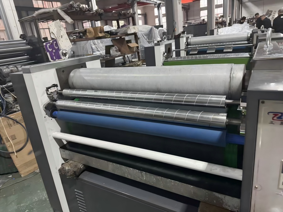 Машина для промислового тиснення YF-920C від NEW STAR у виробництві!